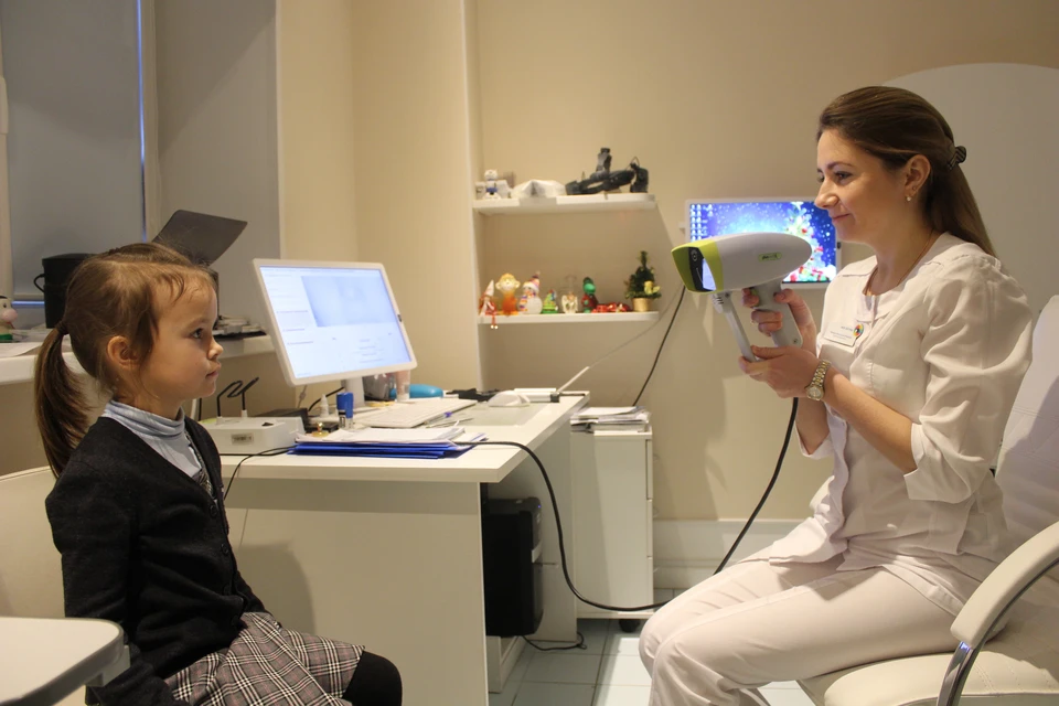 Новейшее оборудование офтальмологической клиники «Мой взгляд» позволяет бесконтактно, с расстояния в метр, проводить скрининг–тест для изучения всей оптики глаз ребенка.