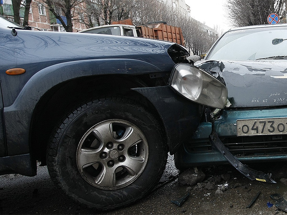 В центре Москвы внедорожник влетел в остановку, погиб один человек - KP.RU