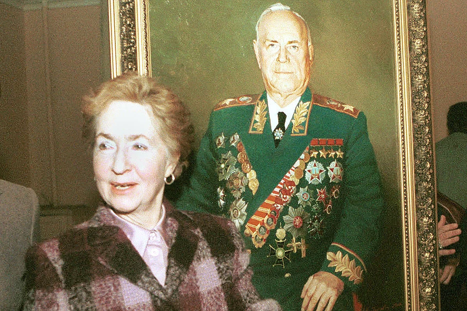 Дочь Жукова Эра у портрета отца в 2001 году. Фото Игоря Зотина (ИТАР-ТАСС)