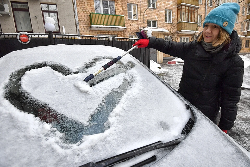 Утром в понедельник снегопад осложнил жизнь столичным водителям.