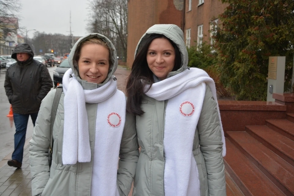 Юлия Портунова и Юлия Гузиёва в куртках и шарфах, в которых будут участвовать в церемонии открытия Игр.