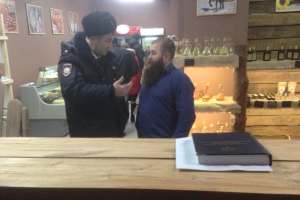 Снимок общения хозяина магазина с представителем полиции появился на странице Германа Стерлигова. Фото: личная страница бизнесмена в ВК