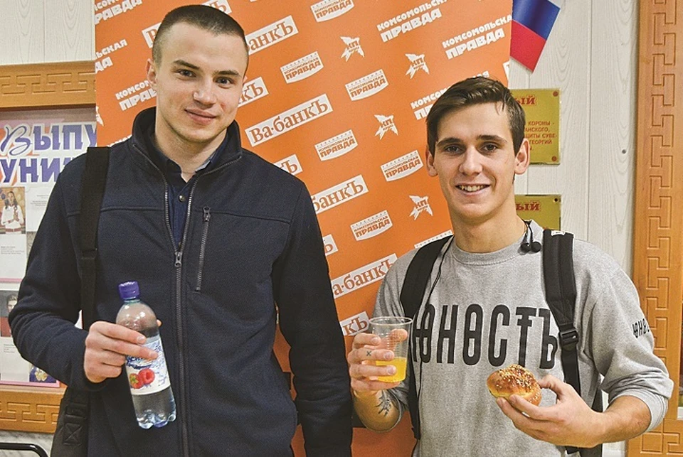 Студенты 1-го курса Андрей и Дмитрий: вкусные пирожки, да и весь перекус, оказались приятным подарком в Татьянин день