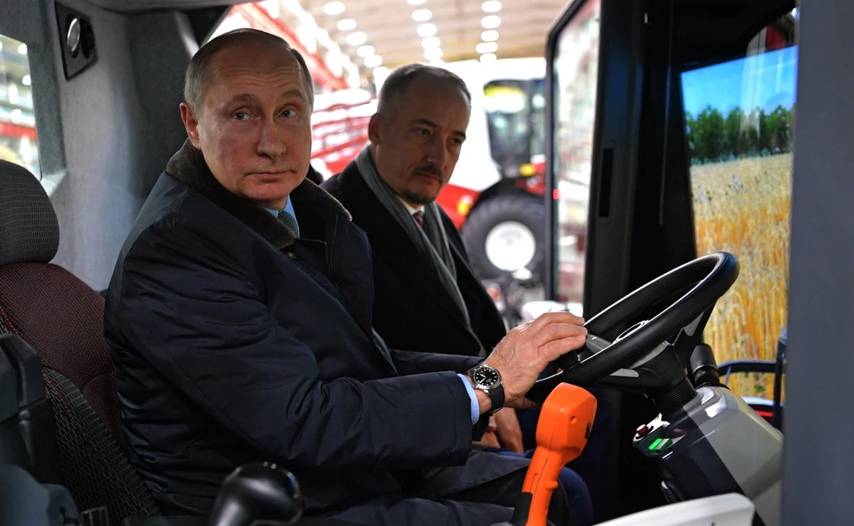 Владимир Путин за рулем комбайна. Фото: пресс-служба Президента России.