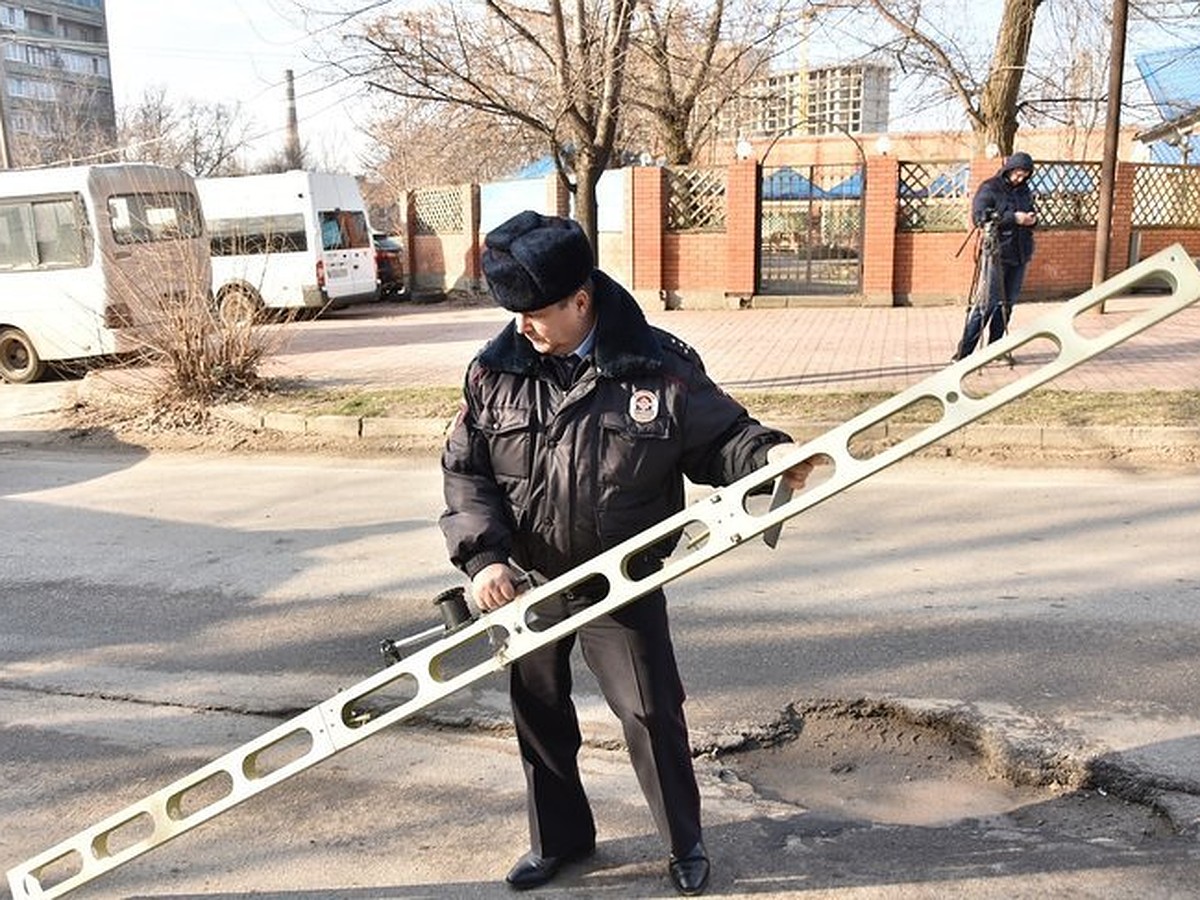 В Ростове-на-Дону самую большую яму нашли на перекрестке Стачки и  Малиновского - KP.RU