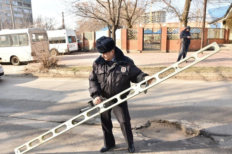 В Ростове автоинспекторы отправились на улицы измерять ямы. Фото: УГИБДД РО