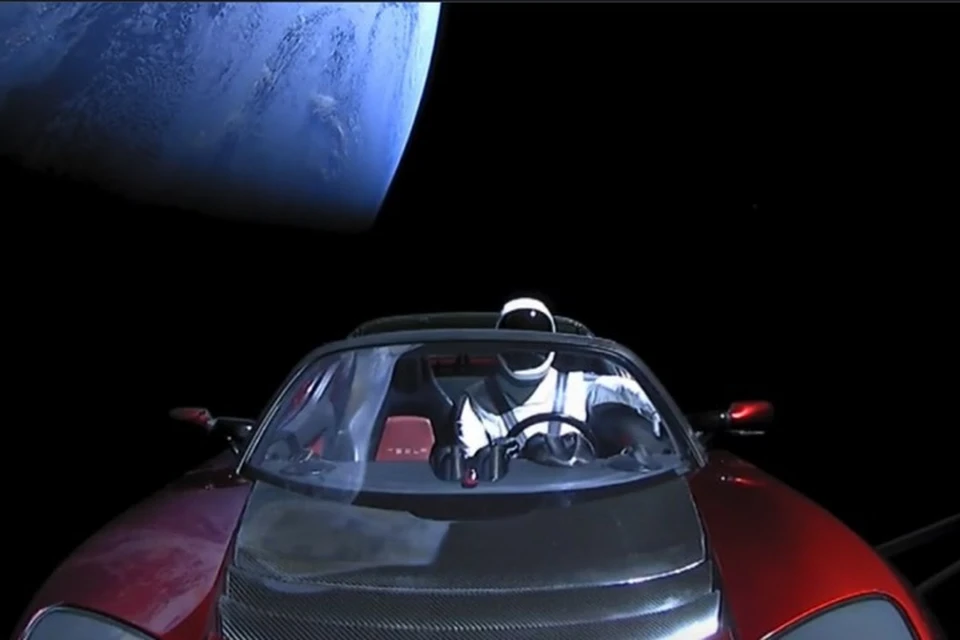По орбите родстер мчится с перигея в апогей, там Стармэн сидит - пристегнут первый в космосе шофер.