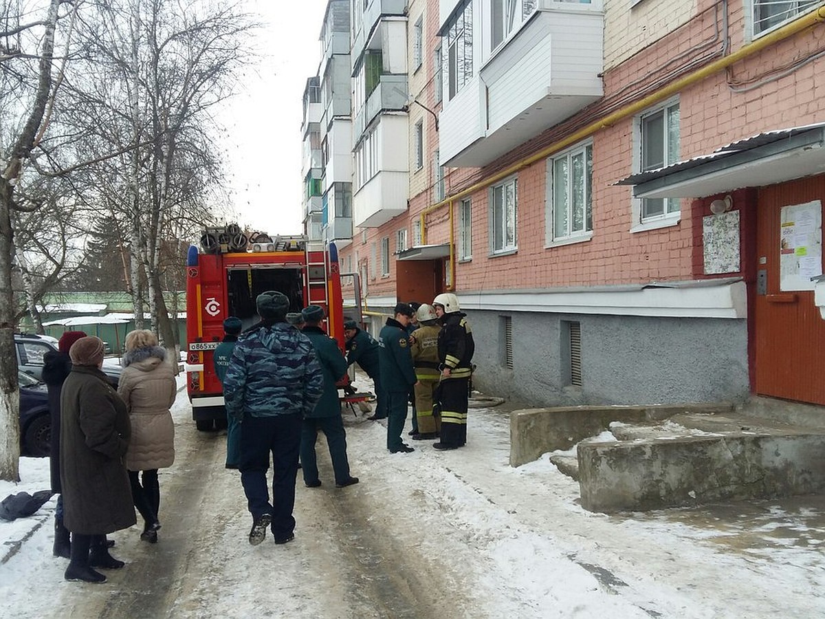 В Орле горела муниципальная квартира, которую жильцы превратили в бомжатник  - KP.RU