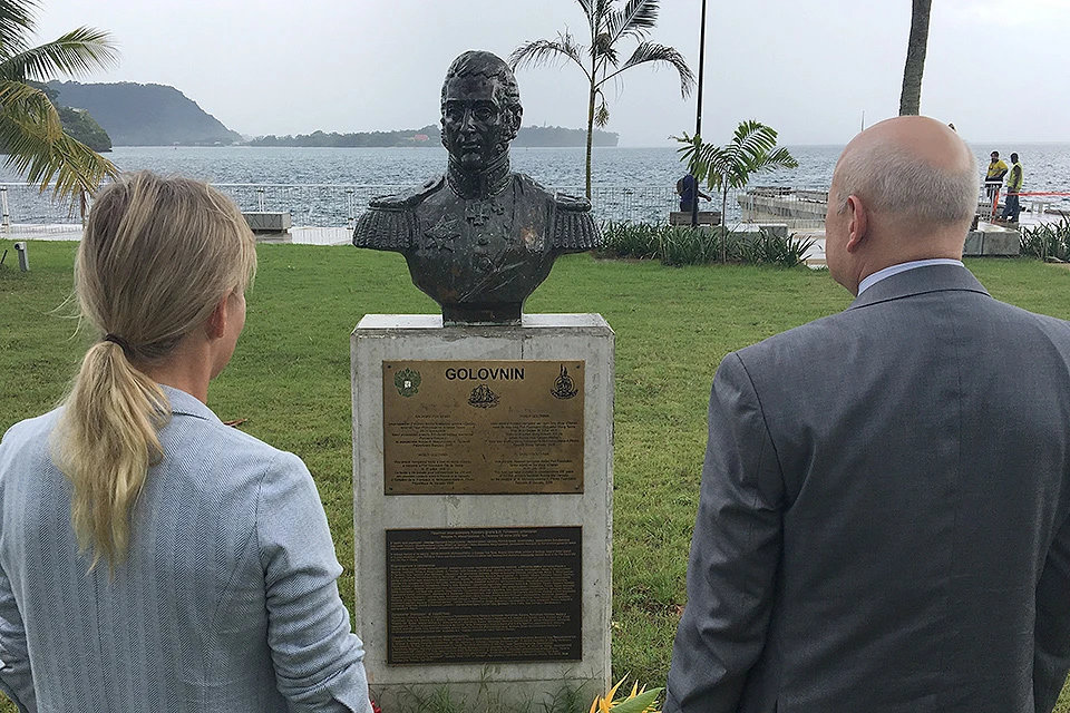 Бюст вице-адмирала, члена-корреспондента Российской Академии наук В.М.Головнина на далёком острове Вануату.