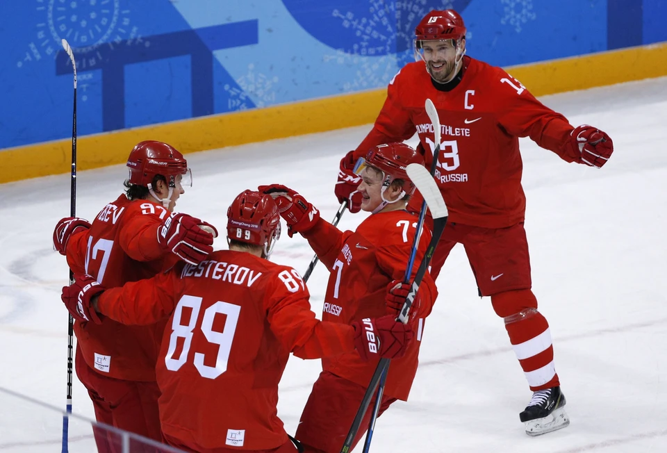 Хоккеисты российской сборной проводят поединок с командой Чехии в полуфинале Олимпиады.