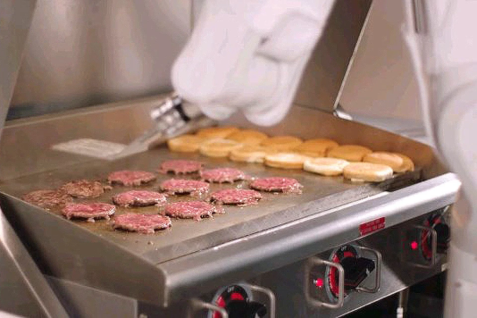 Работа робота на кухне. Машина научилась вовремя переворачивать гамбургеры и протирать гриль.