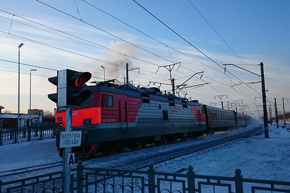 В Красноярске школьники ради развлечения перебегают ЖД пути перед мчащимся поездом. На фото - тот самый переход.