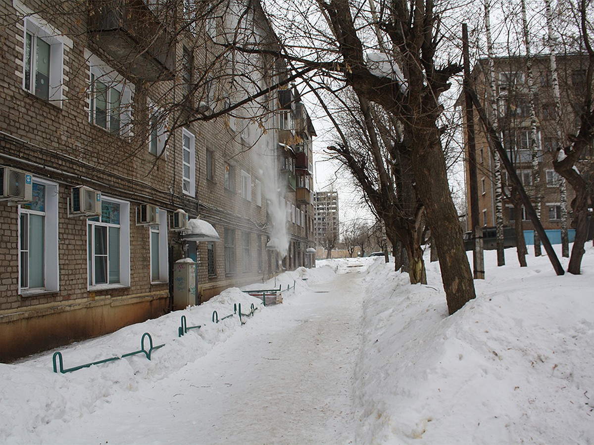 В Кирове на 9-летнего ребенка упала снежная глыба - KP.RU