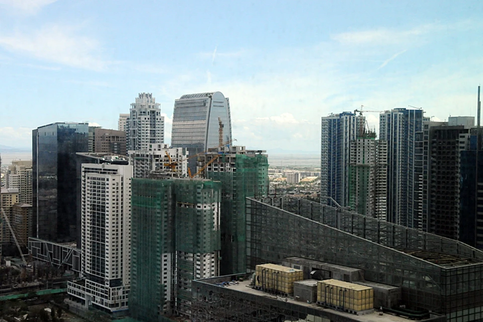 Центр Манилы застроен небоскребами, в которых располагаются офисы банков, компаний, гостиницы и элитное жилье