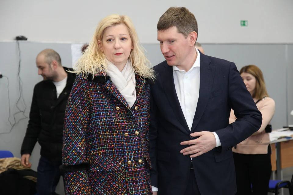 Губернатор Максим Решетников с женой пришли голосовать в участок в педуниверситете