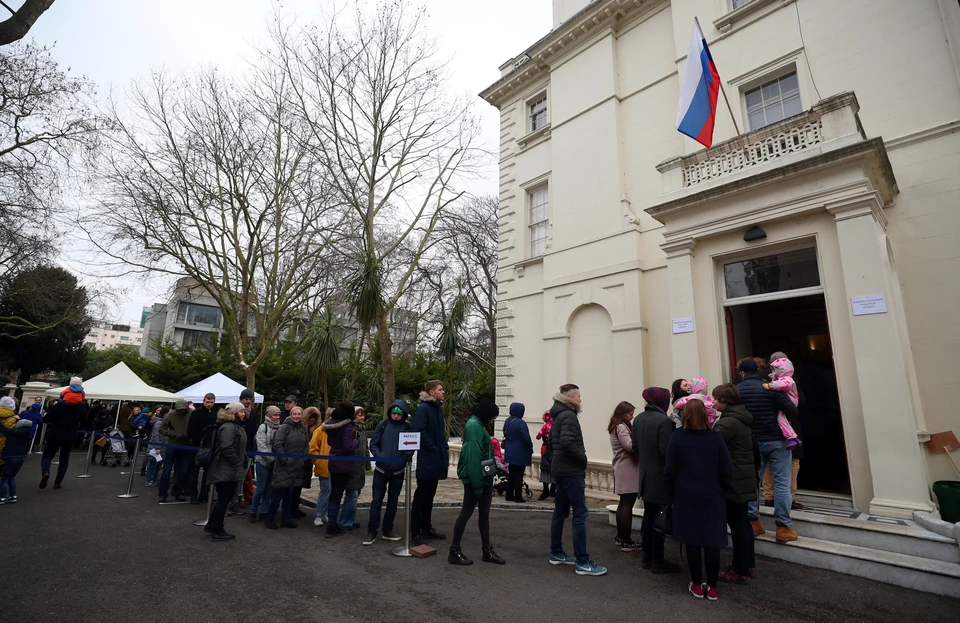 Российское консульство в Лондоне. Очередь из желающих проголосовать на выборах 18 марта.