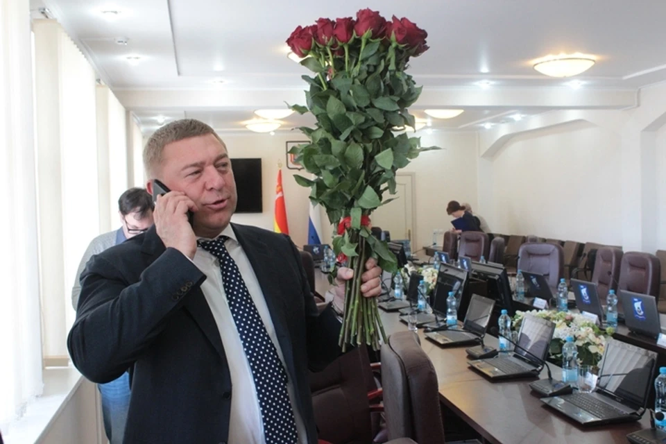 На прощание Александру Ярошуку вручили букет алых роз.