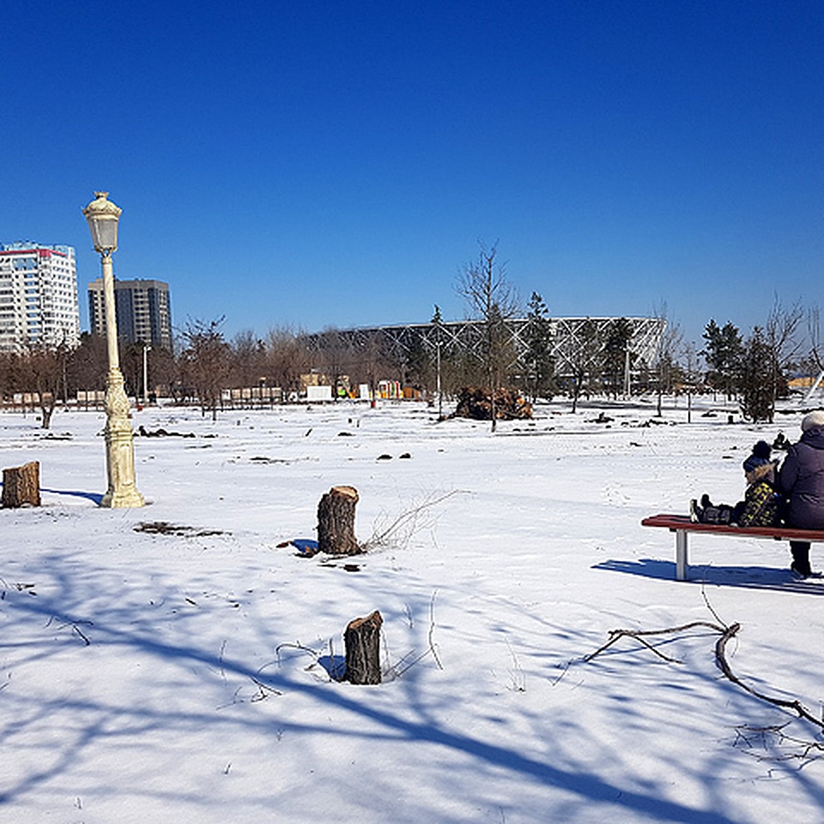 Там на скамейке остались одни