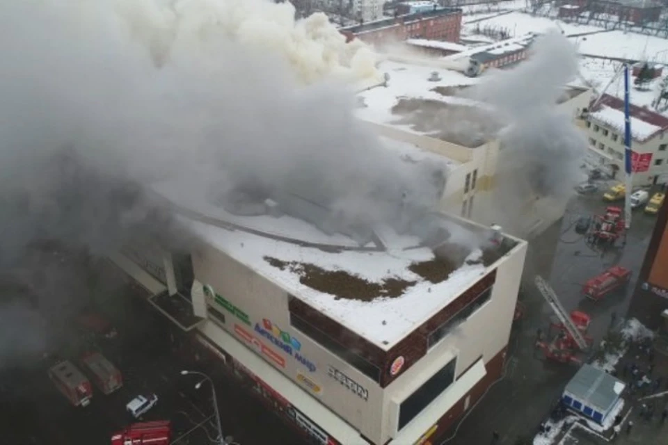 Пожар в четырехэтажном торговом центре «Зимняя вишня» в Кемерово произошел в воскресенье