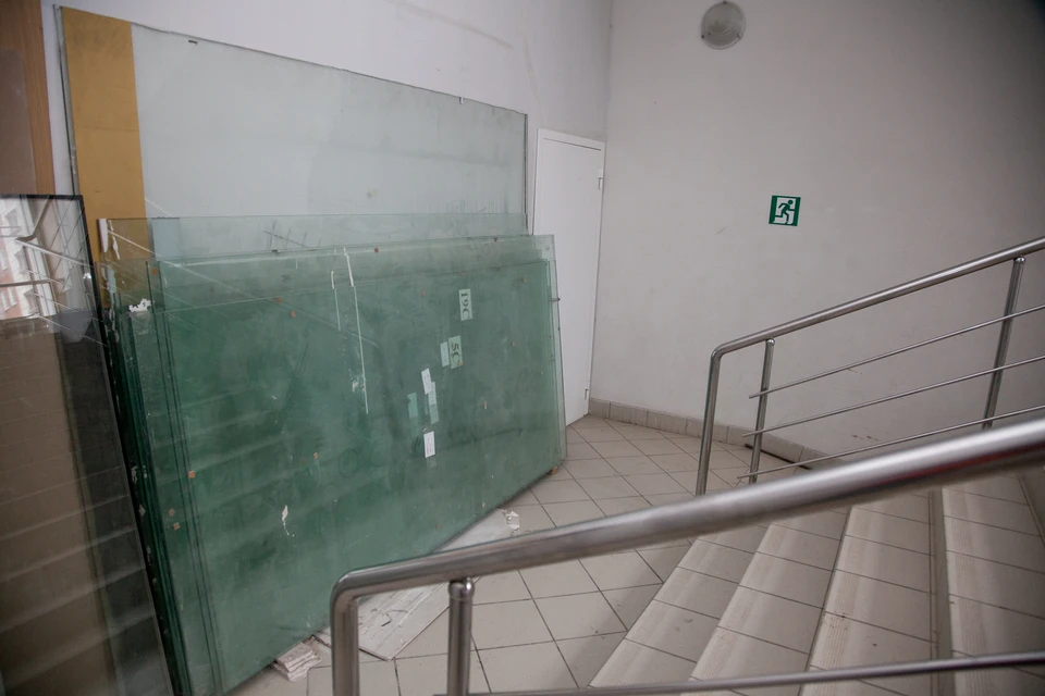 Стекло оставили именно там, где расположен запасной выход