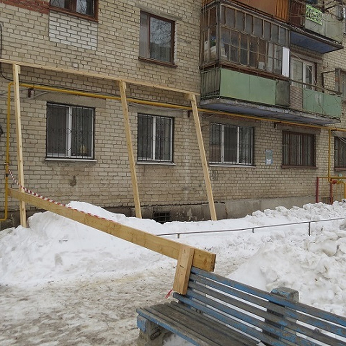 Разваливающуюся пятиэтажку в военном городке Тюмени подпёрли деревянными  досками - KP.RU