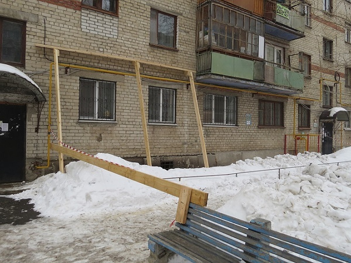 Разваливающуюся пятиэтажку в военном городке Тюмени подпёрли деревянными  досками - KP.RU