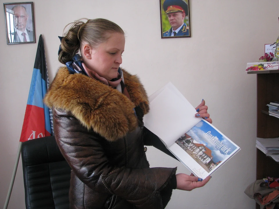 Ирина Дикун показывает книгу «Квакенбрюк», подаренную гостем из Германии Андреасом Маурером, и говорит, что в Зайцево будет так же красиво