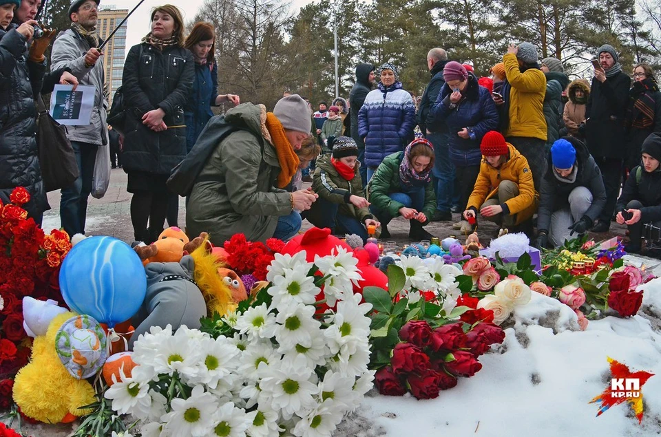 Новосибирцы с 6 часов вечера несут цветы в память о погибших в «Зимней вишне»