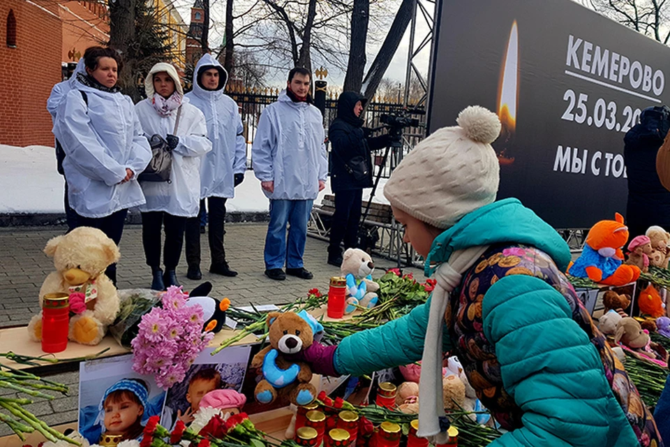 Прийти сюда можно сегодня и завтра. Просто почтить память погибших в торговом центре "Зимняя вишня". Просто подумать о ценности жизни