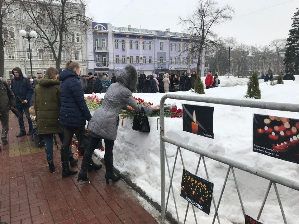 Горожане несли цветы и игрушки к временному мемориалу.