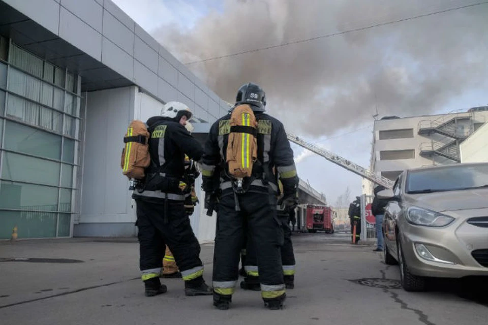 Огонь полыхает на площади в 500 квадратных метров.