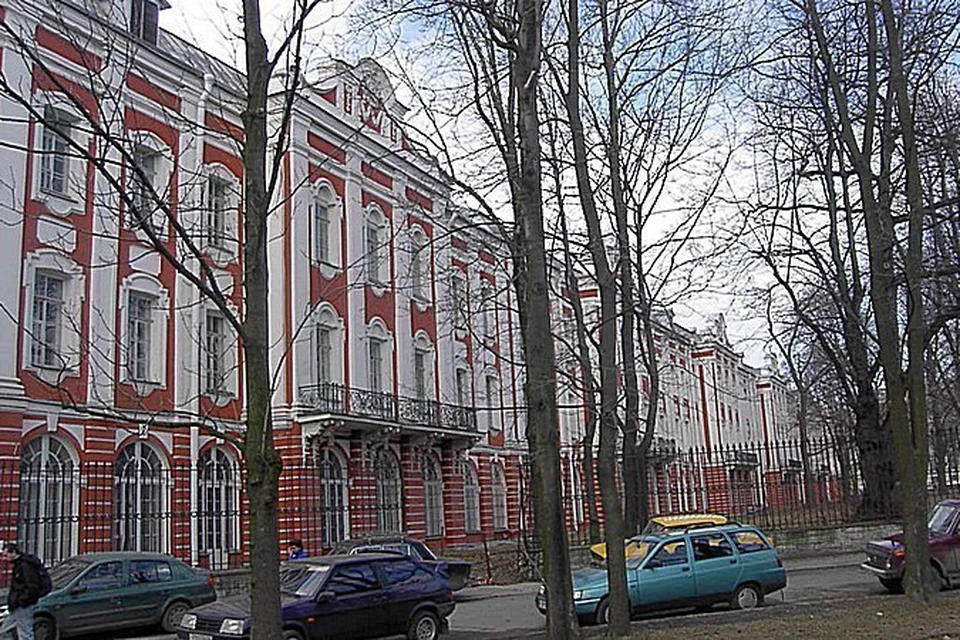 Часть зданий университета - на Васильевском острове, часть - в Петергофе. Не очень удобно