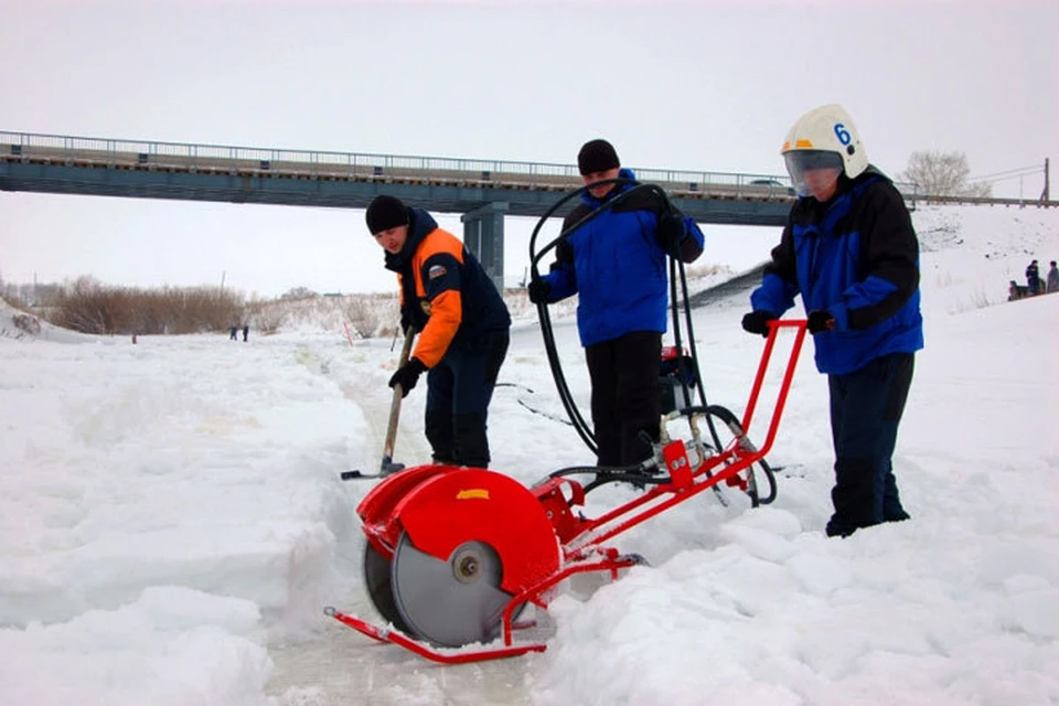 На проблемных участках в Новосибирской области уже распилено более четырех километров льда