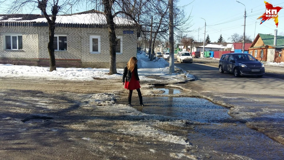 Из-за огромной ямы участок городской дороги стал по-настоящему опасным