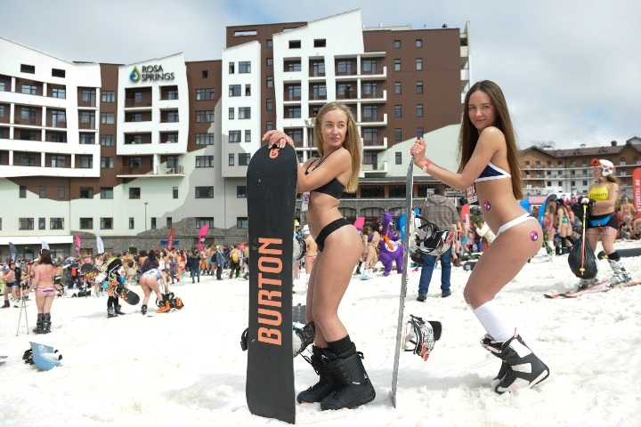 Спускались с горы сноубордисты и лыжники, чтобы установить рекорд