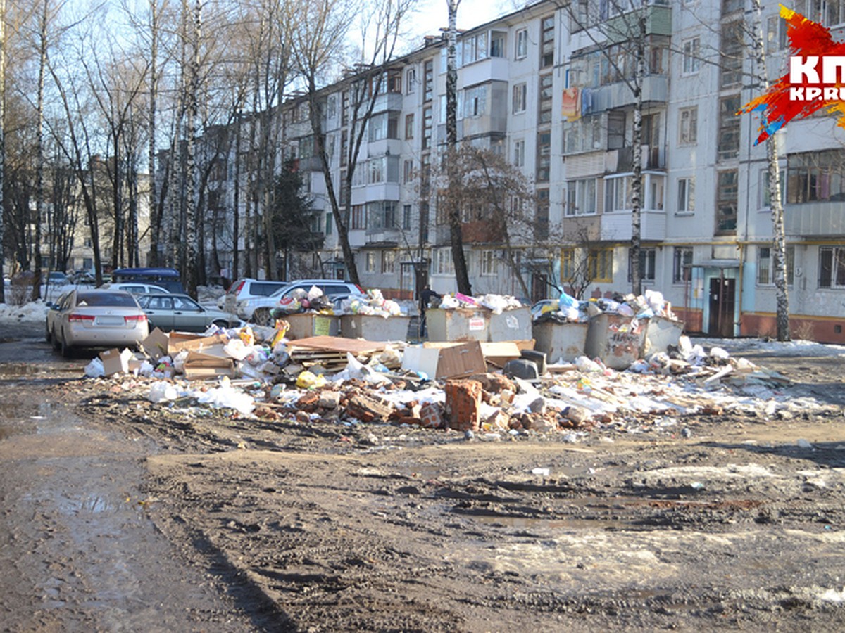 Жители Советского района Брянска жалуются на горы мусора во дворах - KP.RU