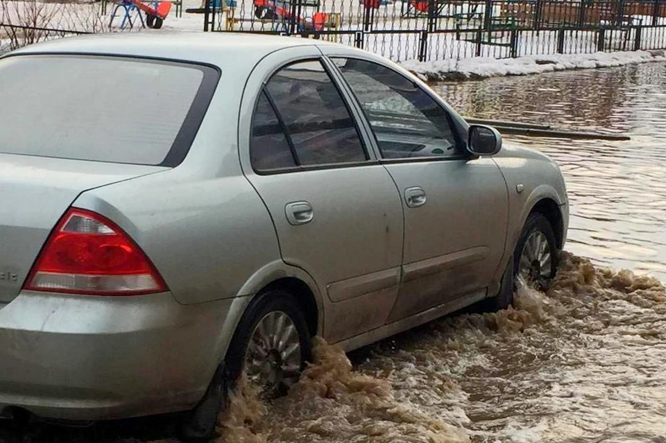 Для водителей такой потоп чреват серьезными последствиями – где и какая яма их ожидает, неизвестно, а фарватер так сразу и не вспомнишь. Фото: Издательство «Пресса»