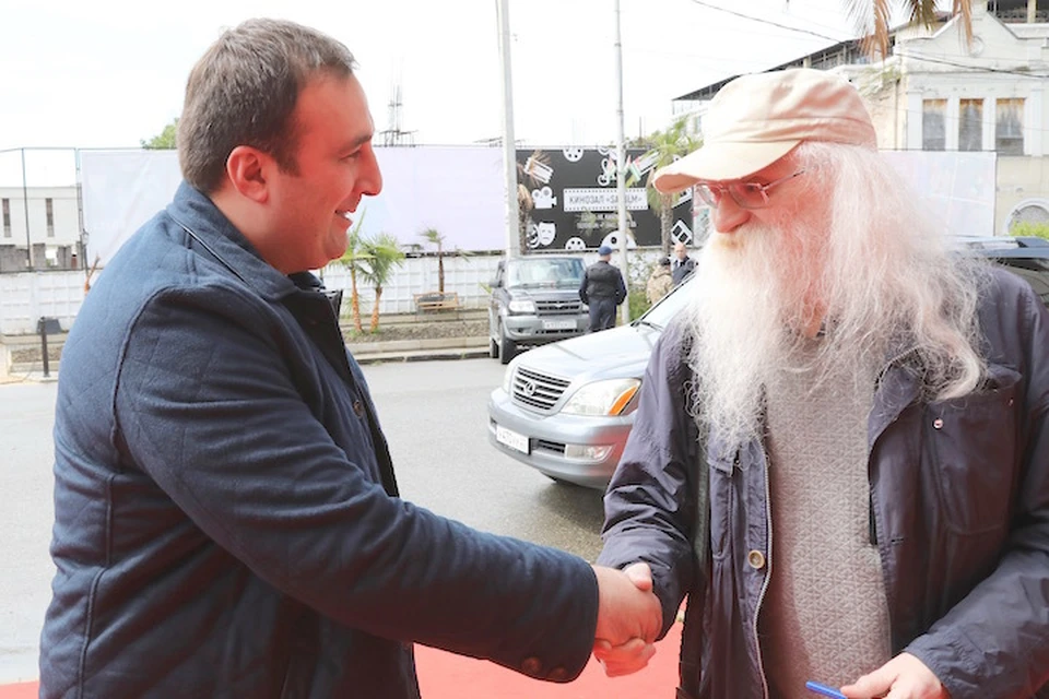 Режиссер Тимур Тания и сценарист Владимир Фенченко на кинофестивале в Сухуми.