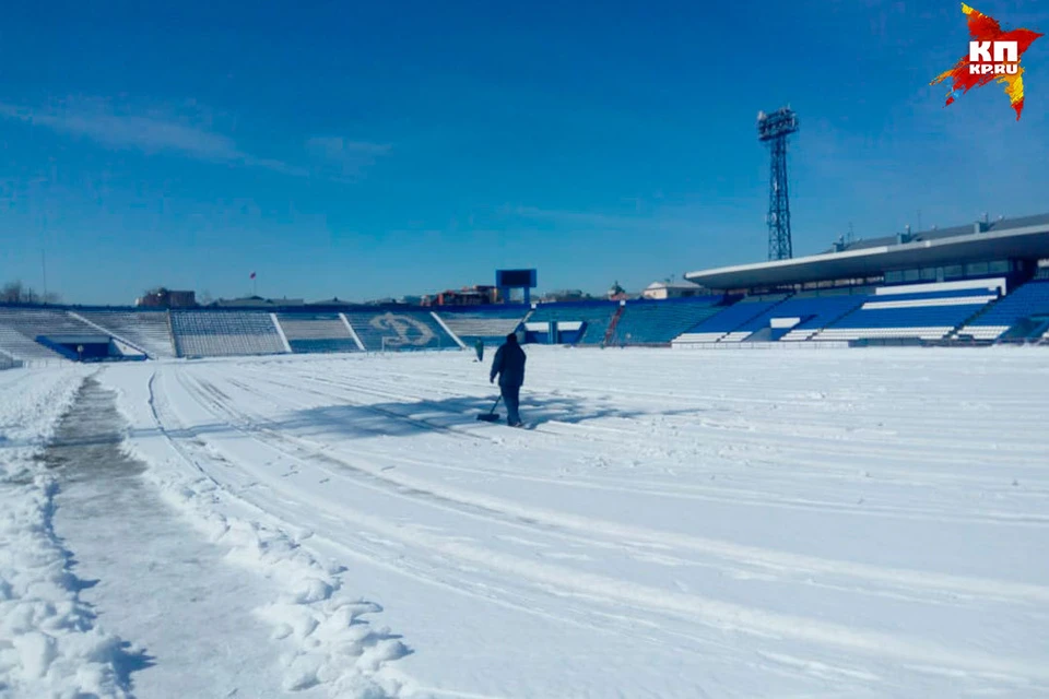 Ровно за десять дней до этой игры барнаульский стадион «Динамо» выглядит абсолютно неготовым к проведению официального матча.