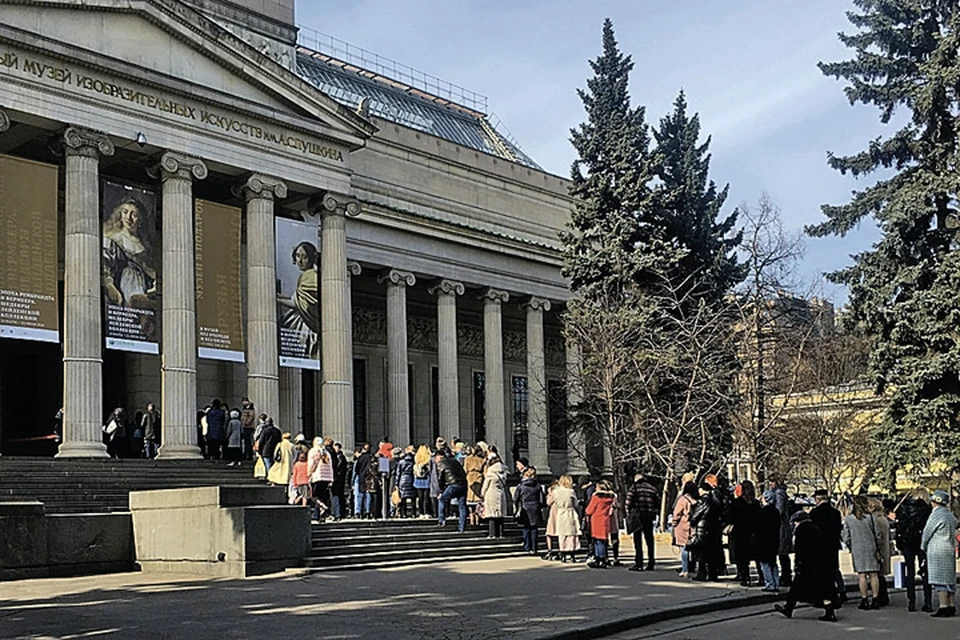 Апрельское солнце грело все жарче, а люди все шли и шли, изо всех сил тянулись к прекрасному.
