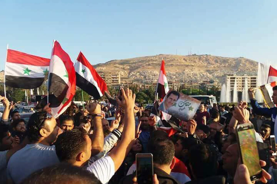 В Дамаске тысячи сирийцев вышли поддержать лидера страны после ракетных ударов стран Запада