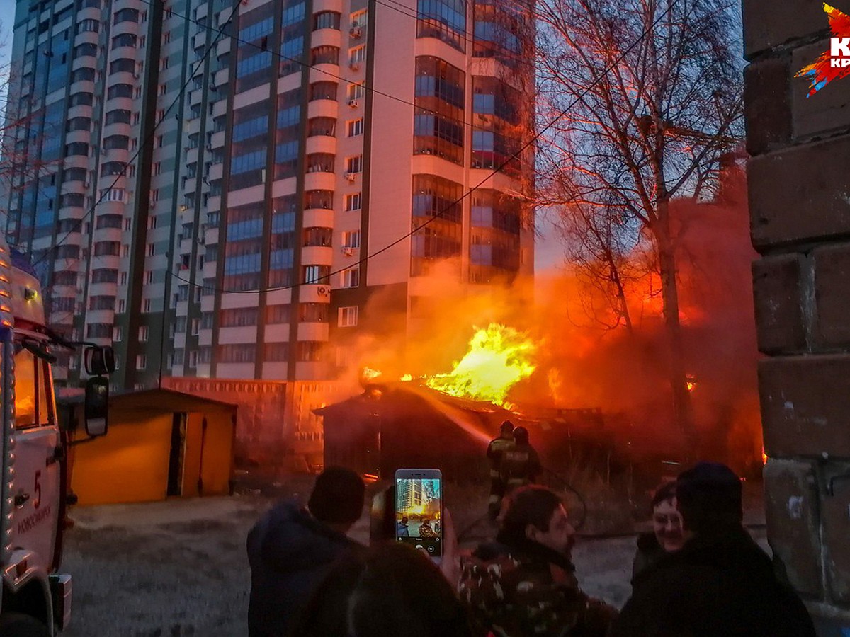 Пожар на улице Сухарной: жителей напугал мощный взрыв, а спасателей - ветер  - KP.RU