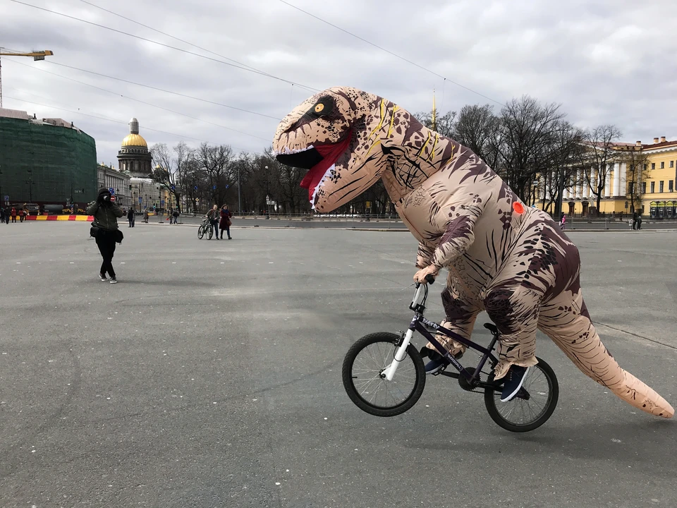 В воскресенье на Дворцовой катались даже динозавры
