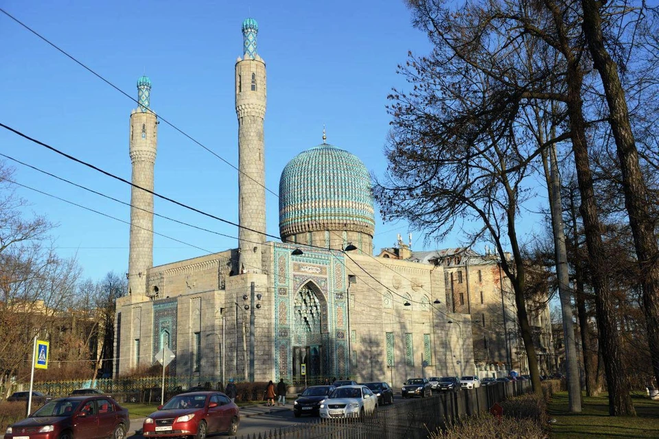 Девушка влезла на купол соборной мечети в Санкт-Петербурге, чтобы сделать эффектное селфи.