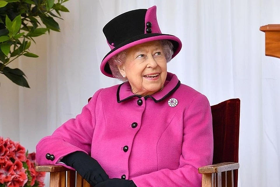 Королева носит однотонные, но яркие пальто.