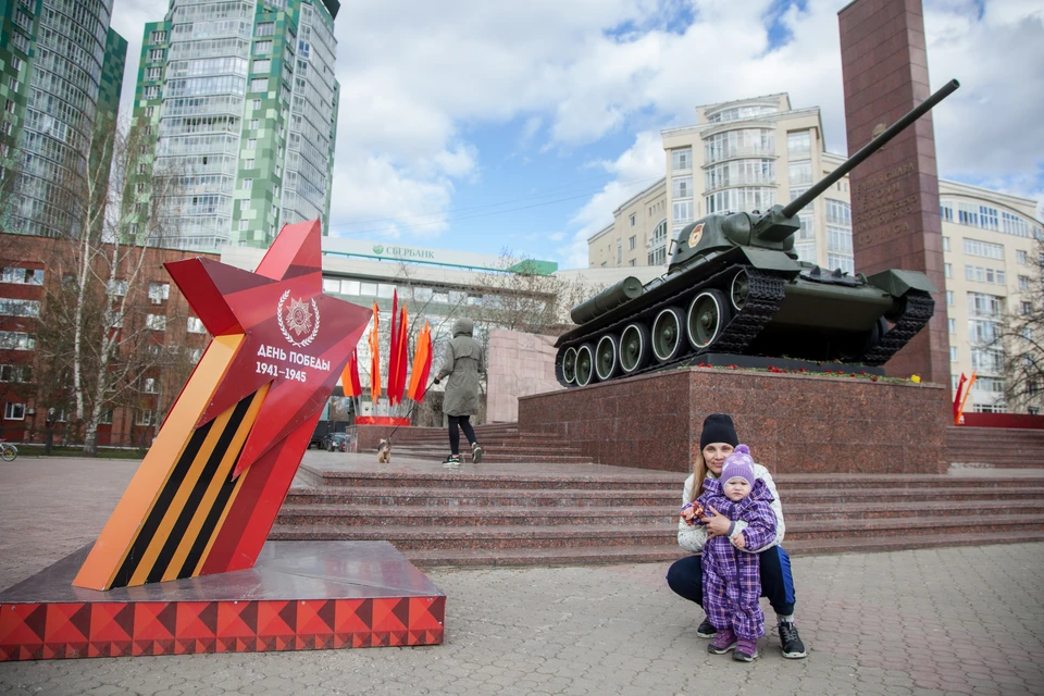 Парк победы первая победа. Площадь Победы Пермь. В Перми 9 мая памятник. Стелла на Комсомольской площади. Красноярск Комсомольская площадь парк Победы.