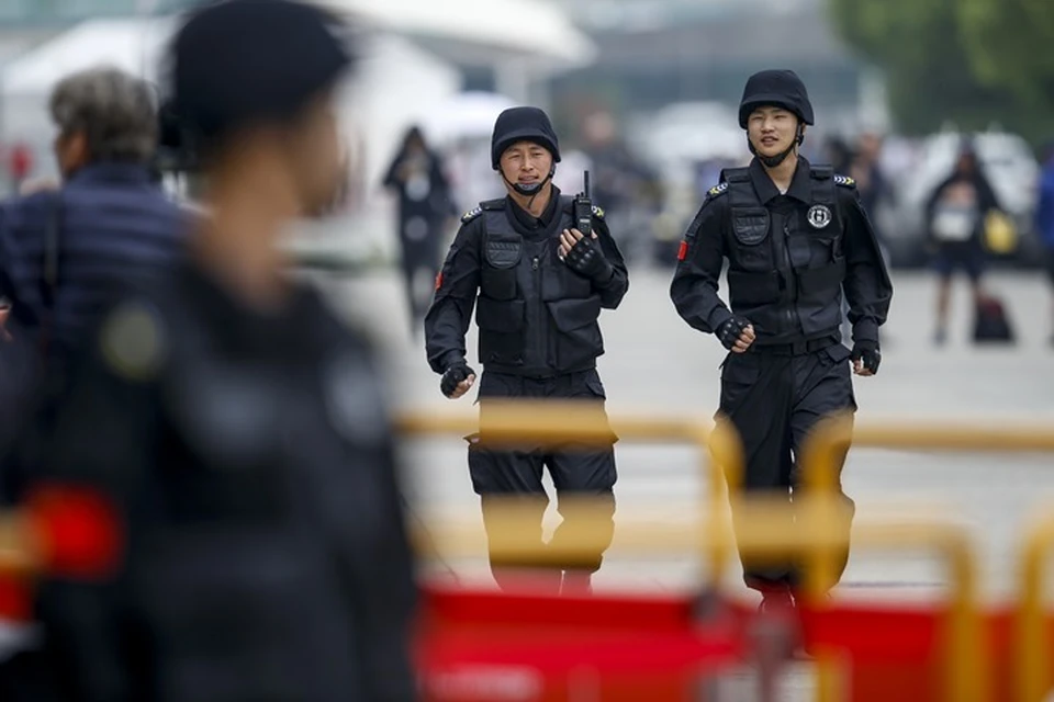 Полиция Китая продолжает расследовать нападение мужчины на школьников