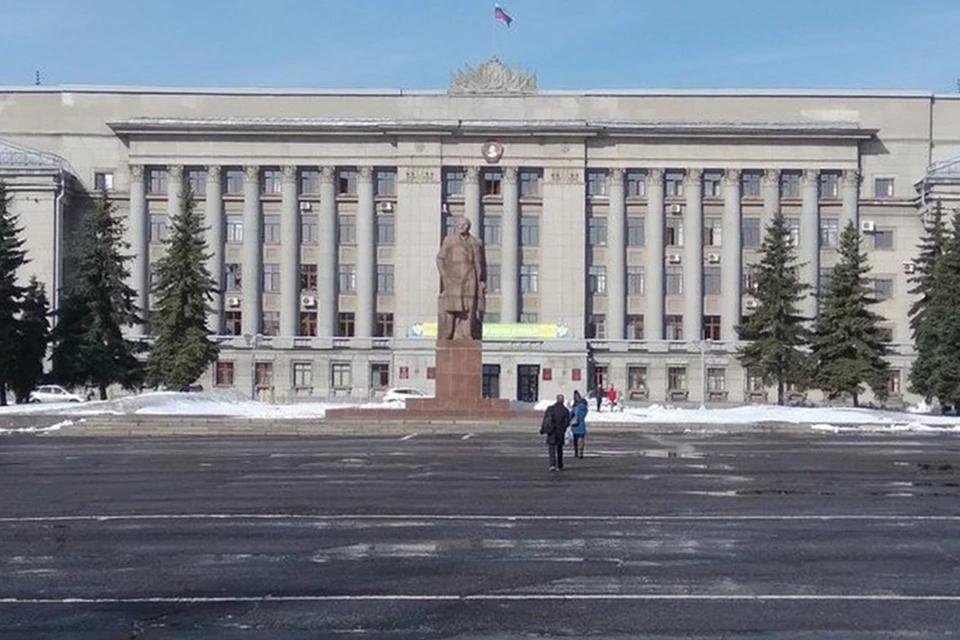 Театральная площадь киров. Театральная площадь Кирова. Киров Главная площадь города. Театр на театральной площади Киров. Администрация Кирова на театральной площади.