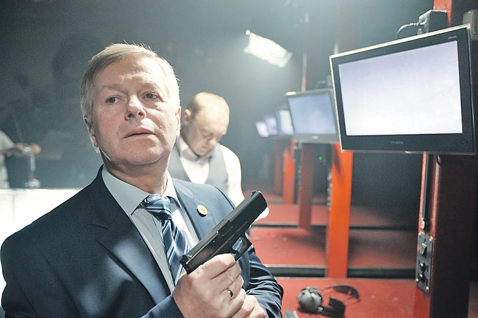 Герой Игоря Ливанова - дипломат-интеллектуал. Но и с оружием обращаться умеет.