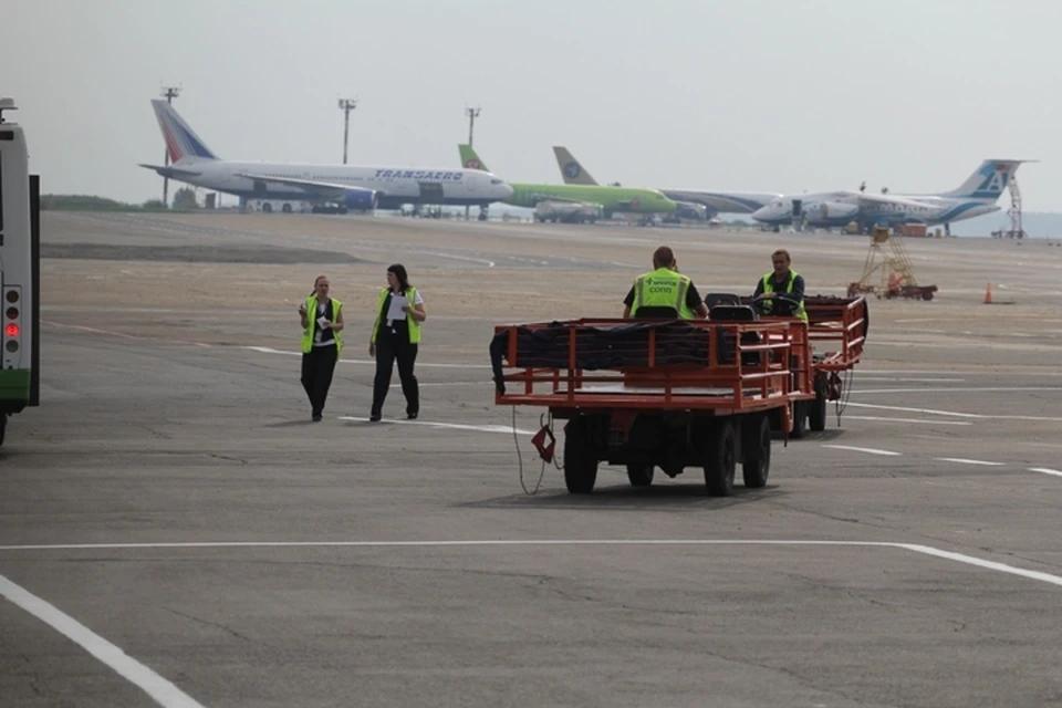 Сотрудники полиции составили административный протокол в отношении правонарушителя на борту самолета.